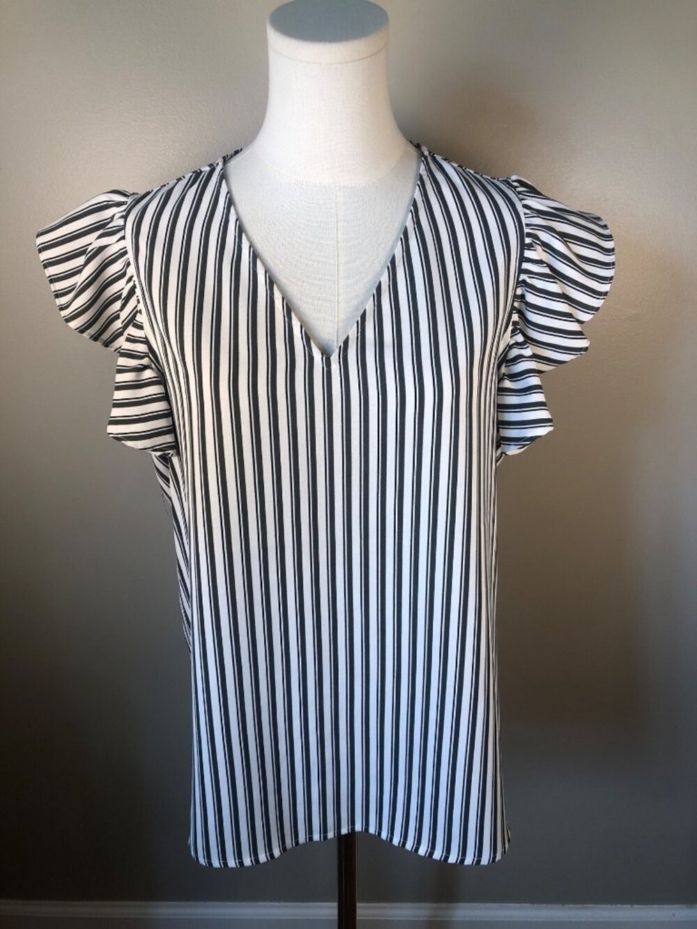 Adrianna Papell V Neck Vertical Stripe Top Polished Feminine Professional Size M